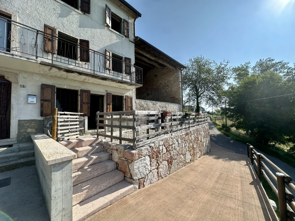 Rustico parzialmente ristrutturato con vista panoramica